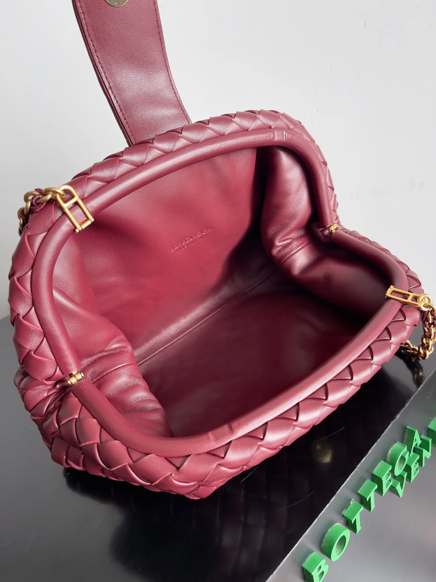 Batch 2260 BOTTEGA VENETA Lady's LAUREN CLUTCH Chain Clutch was inspired by 40 years ago. It is a perfect fusion of classic and modern bags. It is effortless and fashionable for any occasion and at any time. The newly added detachable metal chain allows people to have more ways to carry it. It is grand and elegant. Style No.: 785807 Size: 31.5*16.5*11cm